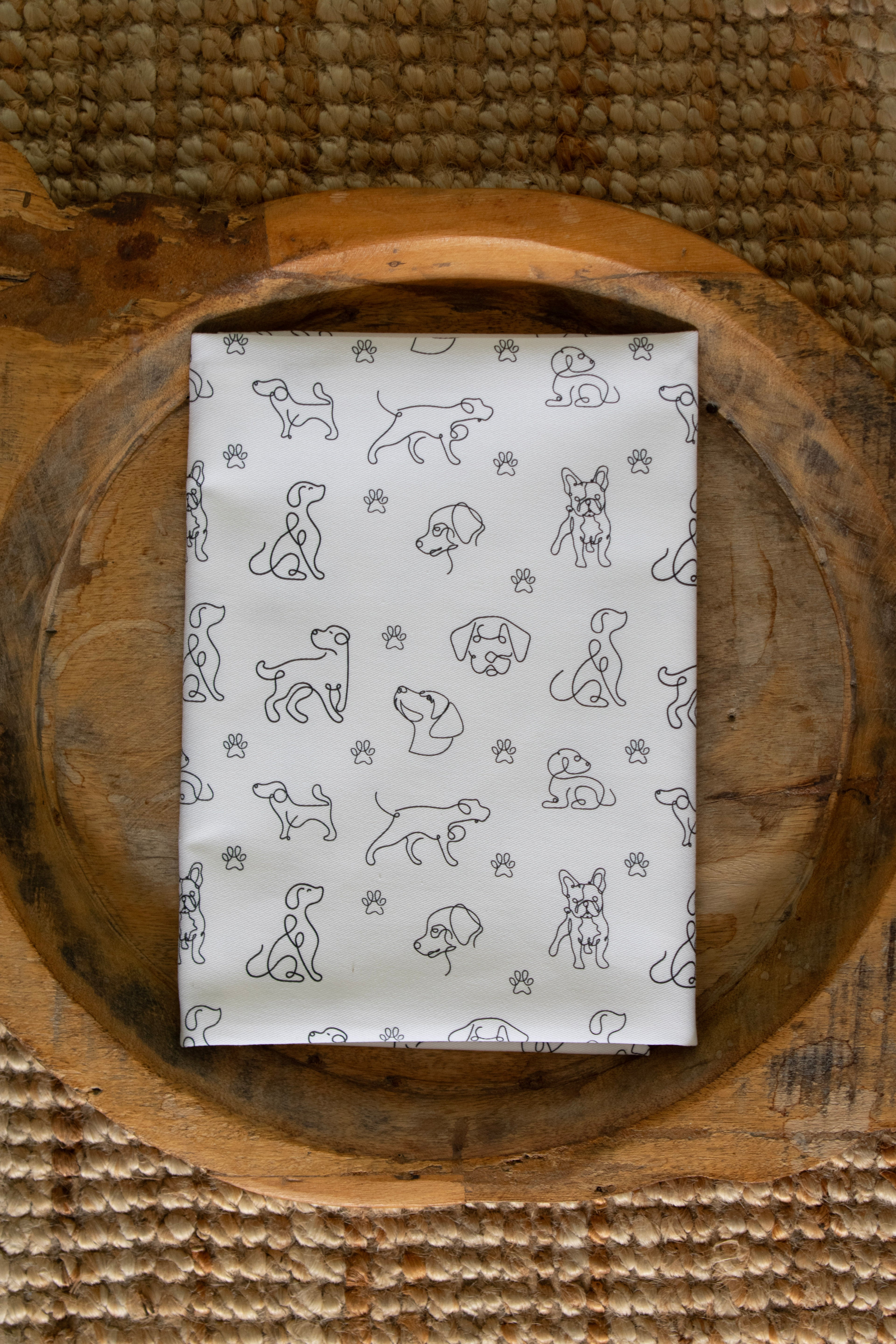 foto ingezoomd van witte theedoek met zwarte hondenprint