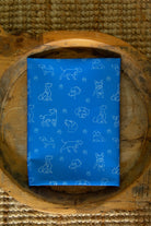 Foto ingezoomd van blauwe theedoek met witte hondenprint