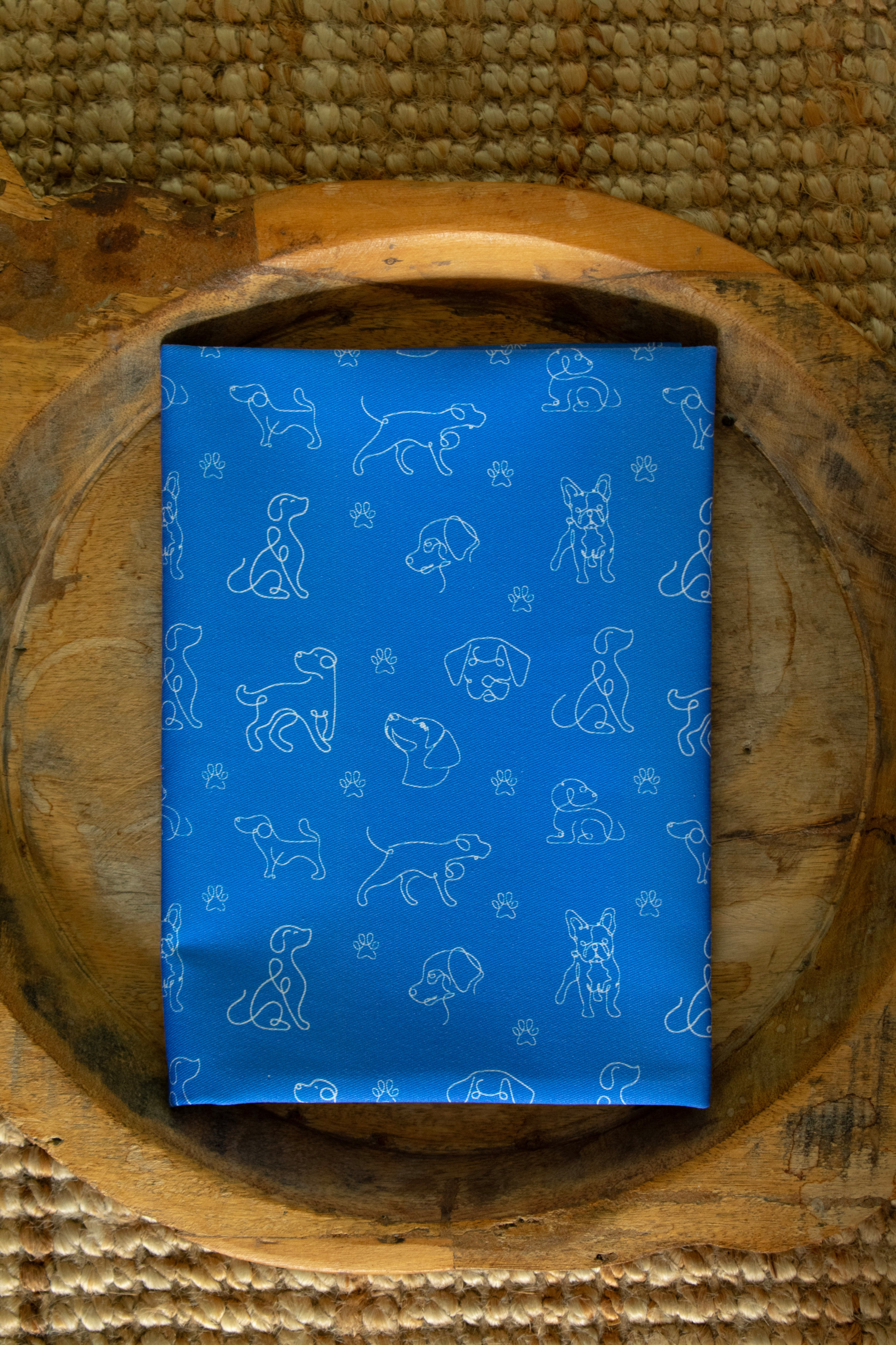 Foto ingezoomd van blauwe theedoek met witte hondenprint