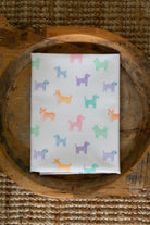 Foto van theedoek met hondenprint in vrolijke pastelkleuren
