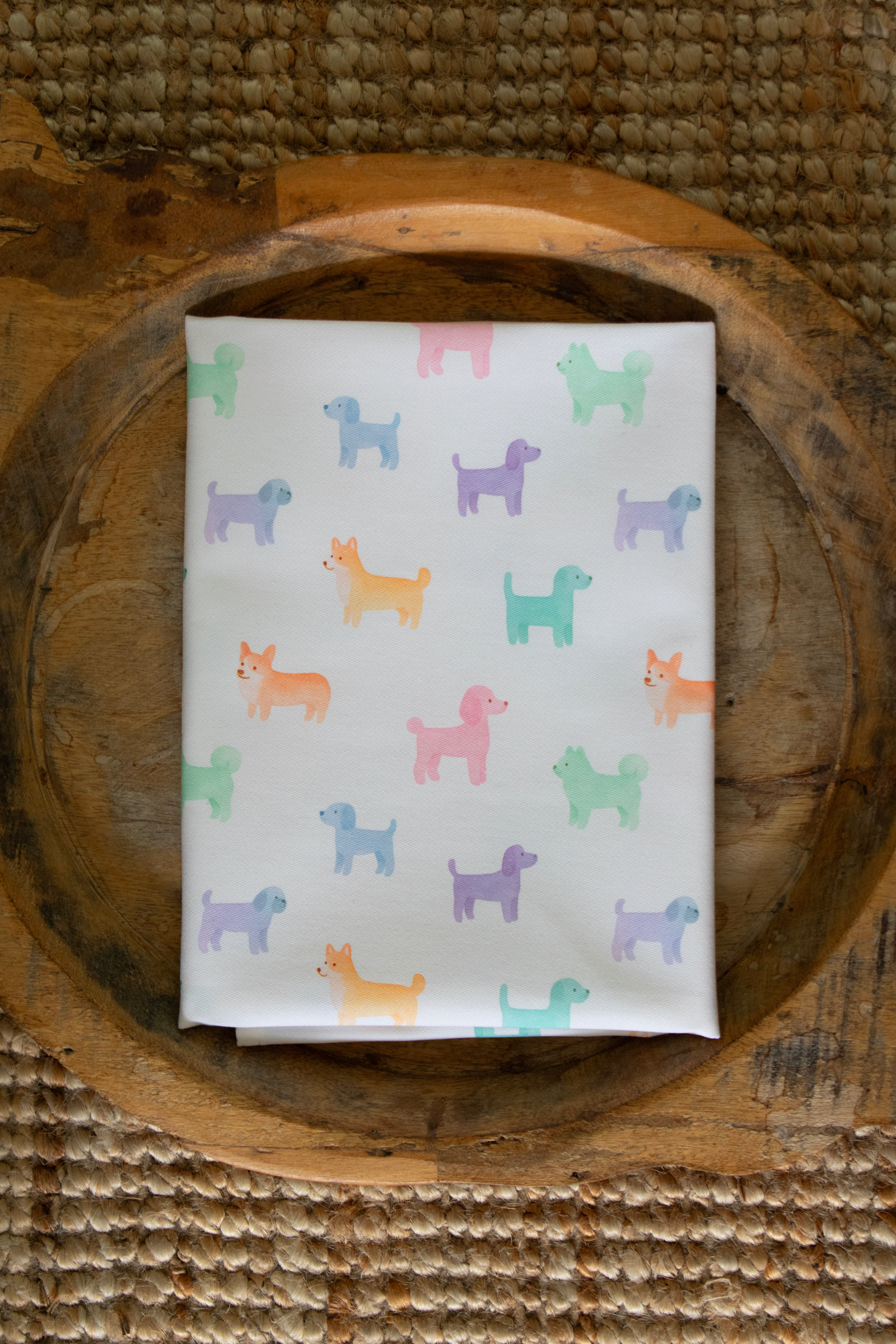 Foto van theedoek met hondenprint in vrolijke pastelkleuren